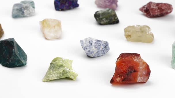 Minerały Białym Tle Obrót Kamienie Dekoracyjne Gemologia Jewelcrafting Litoterapia — Wideo stockowe