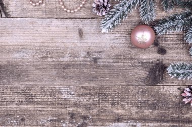 Ahşap bir arka planda noel süslemeleri.