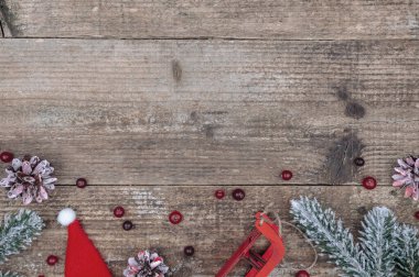 Noel ağacı, koniler, kızaklar, böğürtlenler ve Noel Baba şapkası.