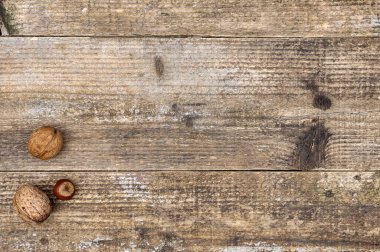 Ahşap arka planda ceviz ve ahşap.