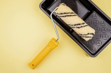 Sarı arka planda ev boyacısı aracı.