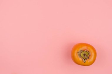 Pembe arka planda organik hurmalar.