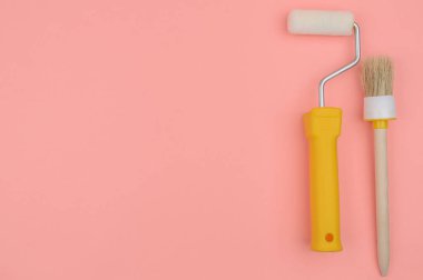 Pembe arka planda ev boyacısı aracı.