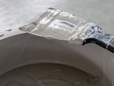 Kovada macun bıçağı ve macun..