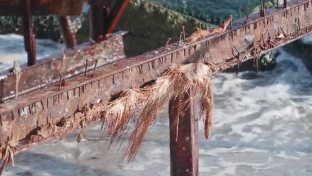 Kust Van Zwarte Zee Rusty Metalen Constructie Met Spijkers Fringe — Stockvideo