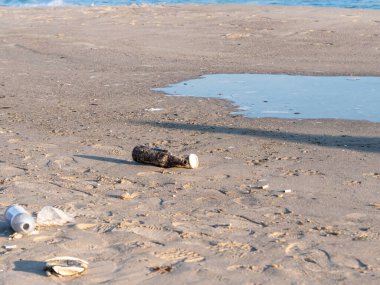 Sahile saçılmış enkaz parçaları..