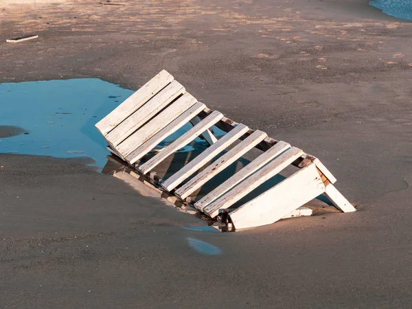 Cama de sol quebrada na costa do mar . — Fotografia de Stock