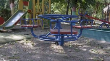 Oyun parkında dönen atlıkarınca. Boş salıncak dönüyor. Çekiciliğin çocuğu yoktur..