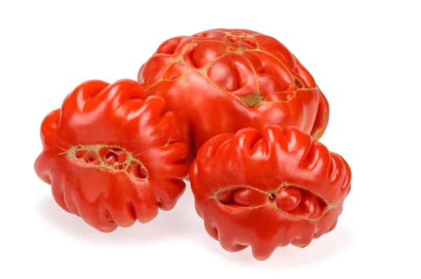 Bio-Tomaten sind eine lustige Form auf weißem Hintergrund. — Stockfoto