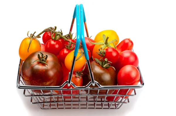 Bio-Tomaten im Einkaufskorb aus dem Supermarkt. — Stockfoto