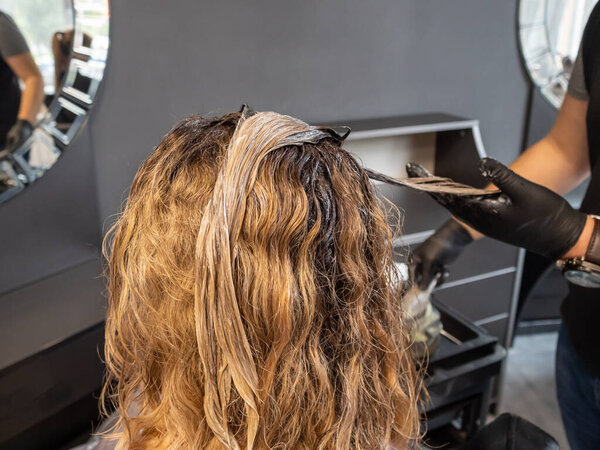 раскраска волос в салоне красоты
.