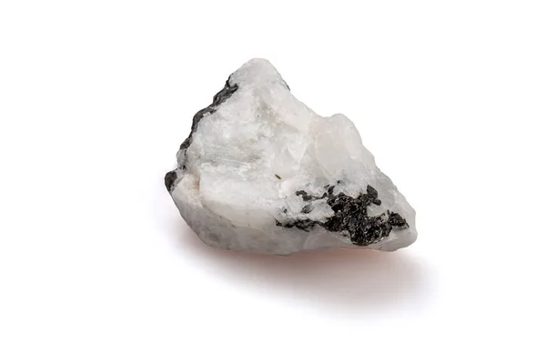 Beyaz arka planda ay taşı. Kuyumcu için dekoratif taş. Gemolog ve litoterapii. Nugget.