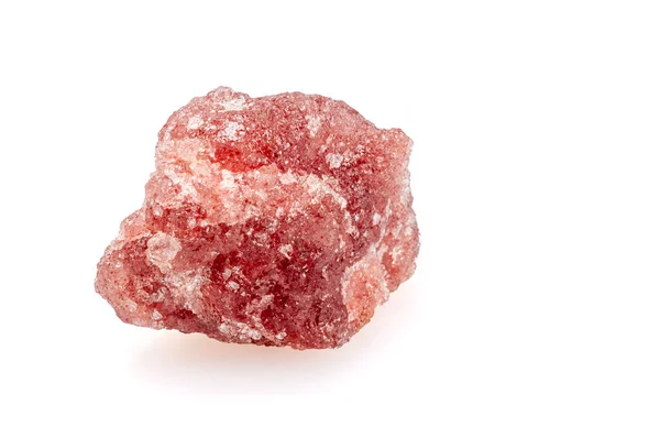 Beyaz arka planda mineral çilekli kuvars. Gemoloji. Mücevherler.