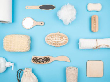 Mavi arka planda banyo için aksesuarlar. Arka planda banyo aksesuarları.