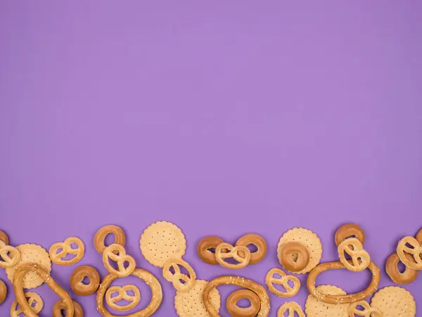 Pretzels Drying Cookies Purple Background Top View — Stock Photo, Image