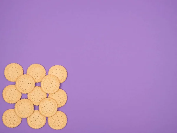 Het Vierkant Van Het Ronde Koekje Een Paarse Achtergrond Het — Stockfoto