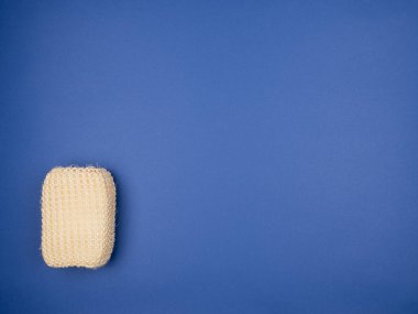 Mavi arka planda banyoda sünger banyosu. Yukarıdan görünüşü.