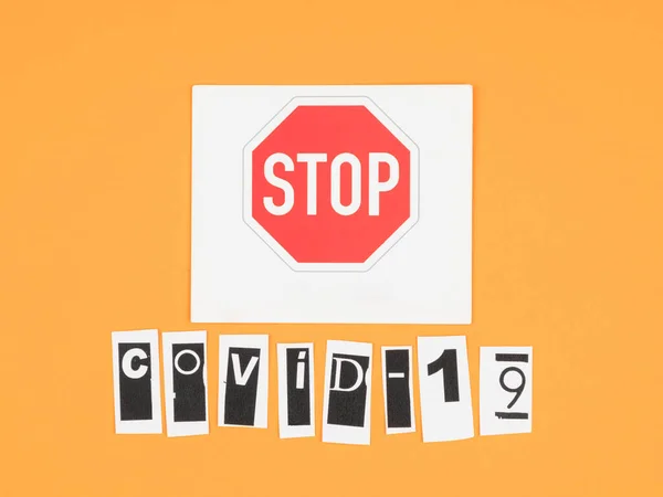Covid Und Ein Stoppschild Auf Orangefarbenem Hintergrund Das Virus Stoppen — Stockfoto