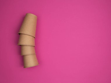 Pembe arka planda Eko Kraft kağıt aletleri. Yukarıdan görünüşü.