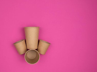 Masa örtüsü, pembe arka plan. Yukarıdan görünüşü.