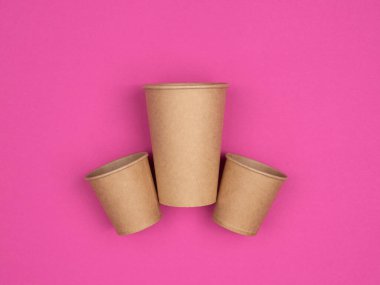 Kırmızı bir arka planda çevresel aletler. Geri dönüşüm kavramı. Yukarıdan görünüşü.