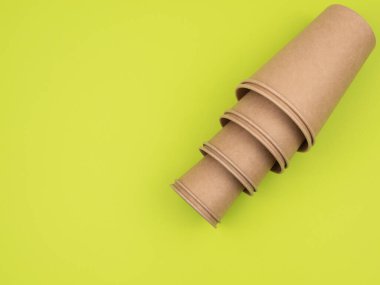 Yeşil arka planda ekolojik malzemelerden yapılmış organik aletler. Yukarıdan görünüşü.