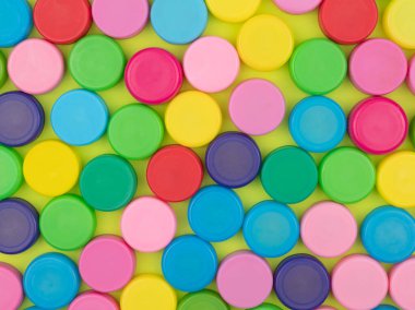 Şişeler için renkli plastik kapaklar. Plastikle çevre kirliliği kavramı. Yukarıdan görünüşü.