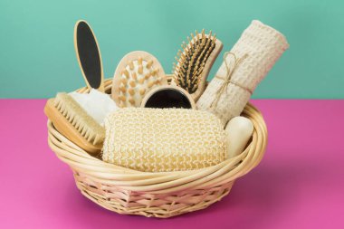 Pembe ve turkuaz arka planda yüzmek için aksesuarlar. Tedaviler yenileniyor.