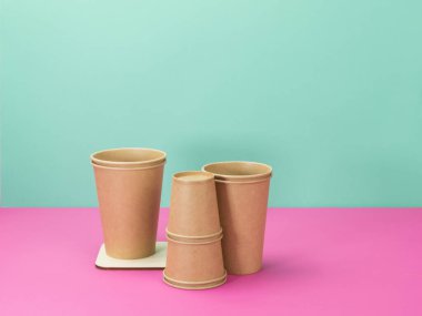 Bardaklar dolusu doğal malzeme, turkuaz ve pembe arka plan. Çöp öğütücü.