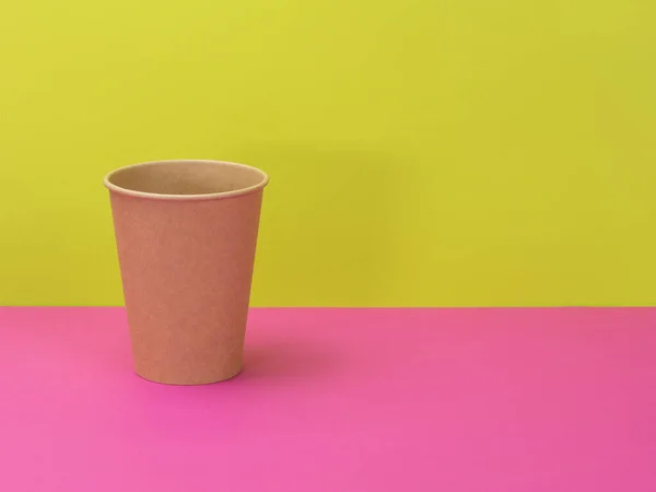 Paper Cup Wegwerp Roze Groene Achtergrond Ecologische Gebruiksvoorwerpen — Stockfoto