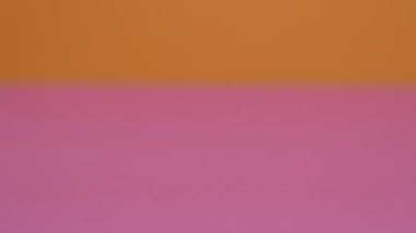 Haplar pembe yüzeye saçılmıştı..