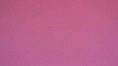 Pembe arka plana yayılmış haplar..