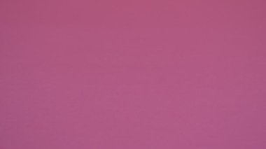 Homeopatik granüller pembe arka plana saçılmış..