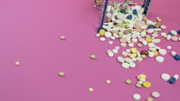 Un pequeño carrito de supermercado y derramó sus pastillas. . — Vídeos de Stock