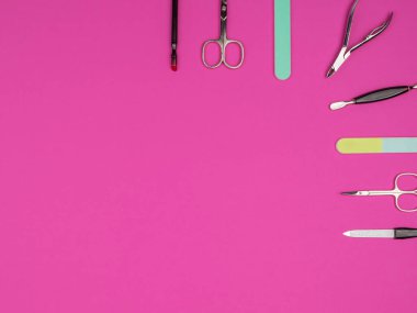 Pembe arka planda aksesuar manikürü. Yukarıdan görünüşü.