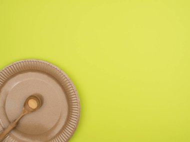 Yeşil arka planda ekolojik olarak temiz malzemelerden yapılmış tabaklar.