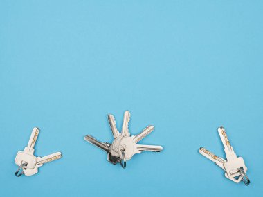 Mavi arka planda anahtarlık. Yukarıdan görünüşü.