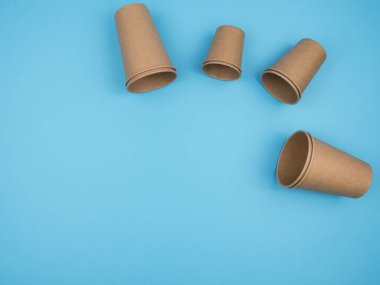 Mavi arka planda kağıt tabaklar. Yukarıdan manzara. Geri dönüşüm. Çevreyle ilgili endişelerim var. Çevresel kaplar.