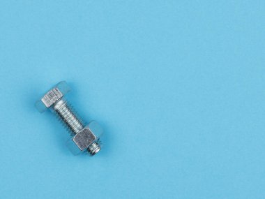 Nut, mavi arka plandaki cıvatayı çevir. Yukarıdan görünüşü.