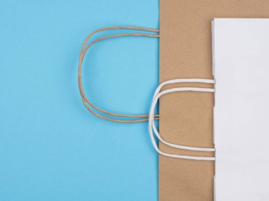 Mavi arka planda ekolojik malzemelerden yapılmış çantalar. Yukarıdan görünüşü.