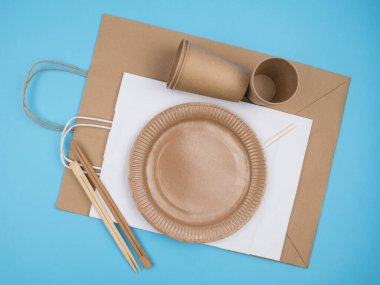 Mavi arka planda ekolojik malzemelerden elde edilen ürünler için tek kullanımlık aksesuarlar. Yukarıdan görünüşü.