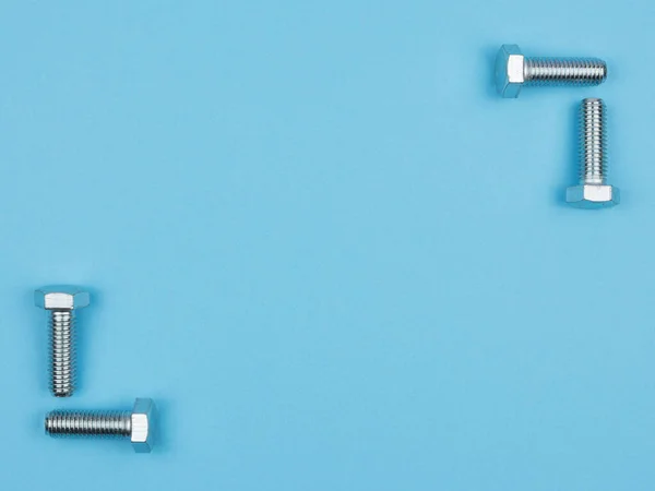 Köşelerdeki cıvatalar mavi arkaplandaki çerçeveler. Yukarıdan görünüşü.