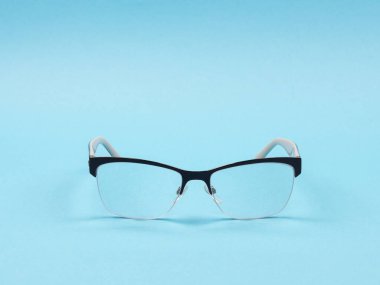 Mavi arkaplanda görme düzeltmesi için gözlük.