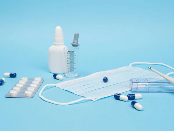 Medische kit voor de behandeling van ziekten met een blauwe achtergrond. — Stockfoto