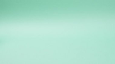 Tuvalet kağıdı yuvarlanır ve yeşil arka planda çözülür..