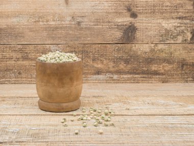 Tahta zemine ekmek için kuru bezelye taneleri..