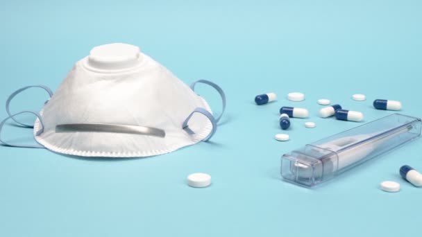 青色の背景に呼吸器、錠剤、温度計. — ストック動画