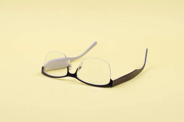 Óculos no fundo amarelo close-up . — Fotografia de Stock
