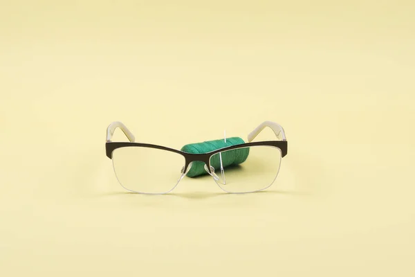 Accesorio gafas un hombre con mala vista . — Foto de Stock