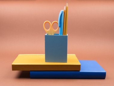 Kahverengi arkaplanda günlük ve kırtasiye.